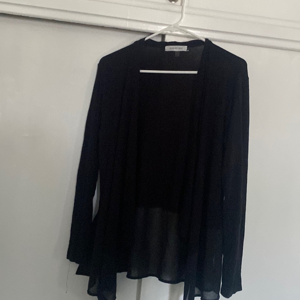 this is a light sweater color black size M this brand is august silk